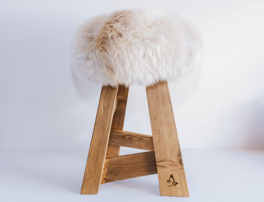 Tabouret bois et peau modèle "Classic" - Blanc cassé