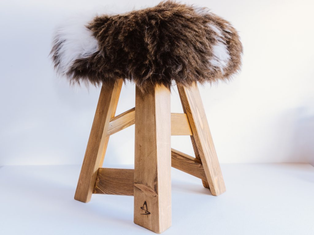 Tabouret bois et peau modèle "Classic" - Marron et blanc