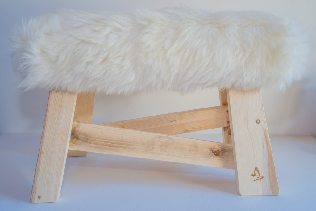 Banc bois et peau - Mouton - Blanc - Pieds bois clair