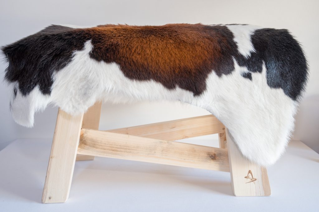 bancs-bois-et-peau-vache