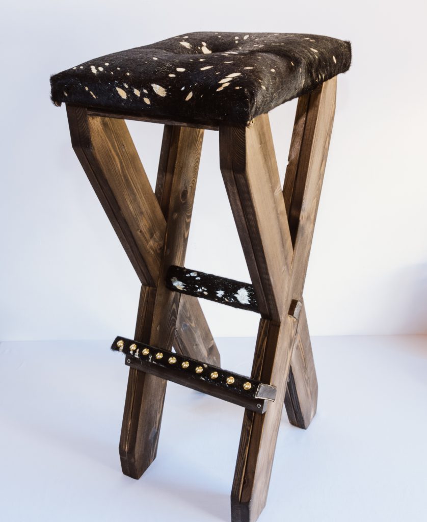 Tabouret haut en bois et peau de vache