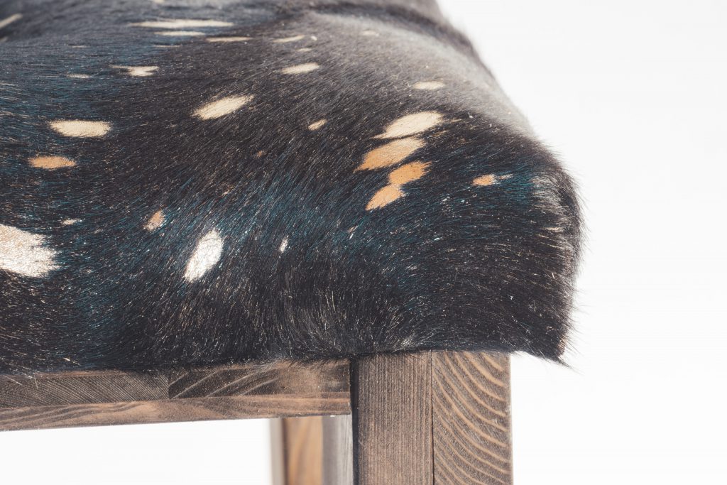 Tabouret de bar en bois brut et peau - Imprimé vache - Détail peau