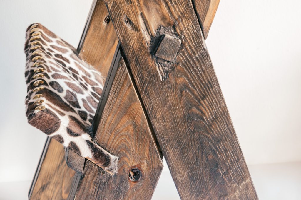 Tabouret de bar en bois brut et peau -Imprimé girafe - Détails pieds et peau