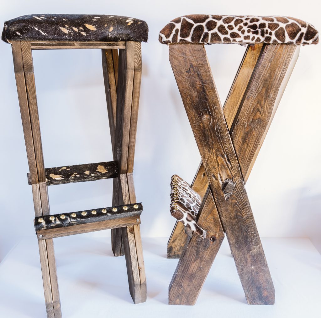 Tabourets de bar en bois brut et peaux - Imprimés vache et girafe