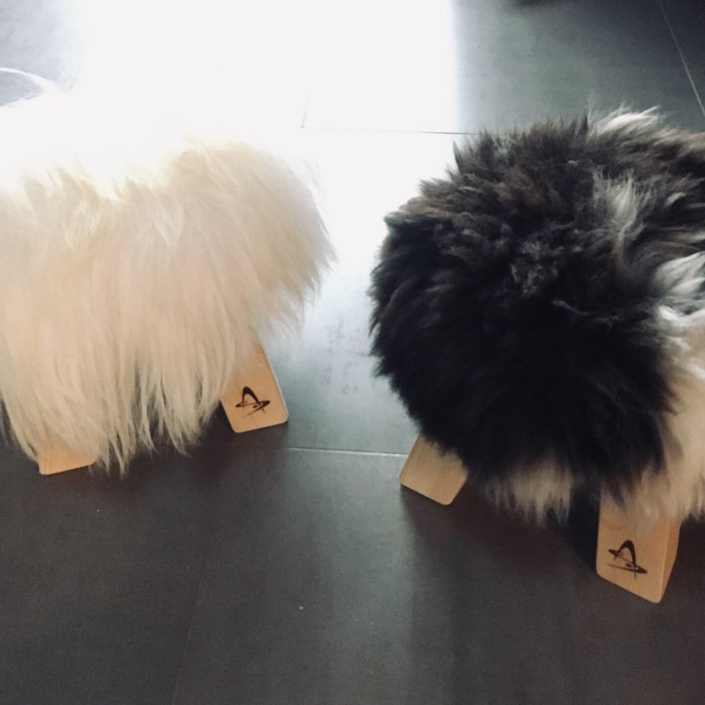 Tabourets bois et peaux modèles "Kids"- Noir et blanc
