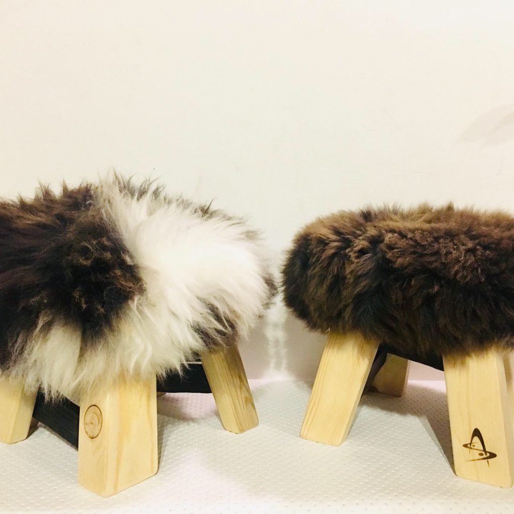 Tabourets bois et peaux modèles "Kids"- Marron et blanc
