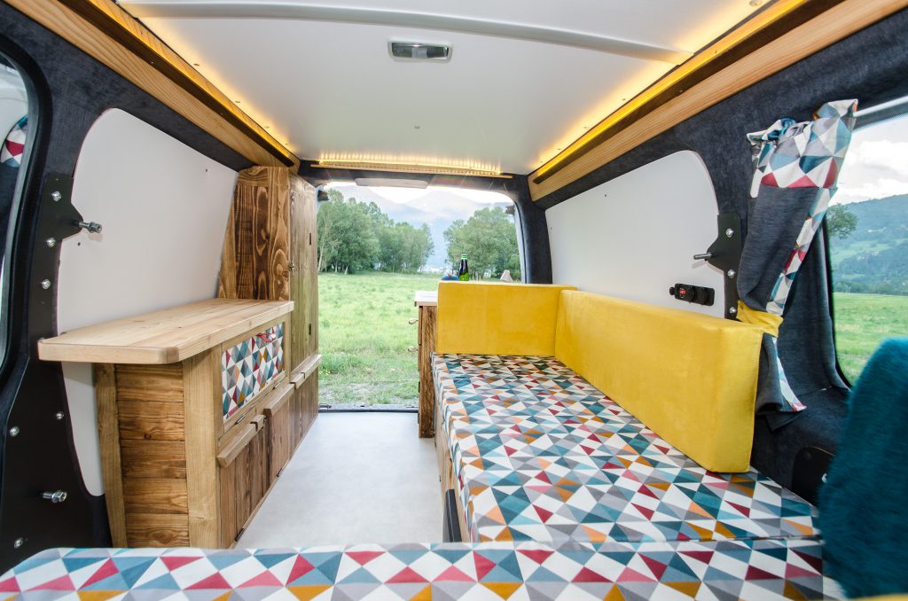 maxi-caddy-aménagé-banquette-salon