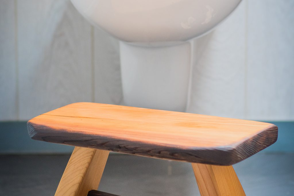 Mise en situation d'un Squatty Potty tout bois