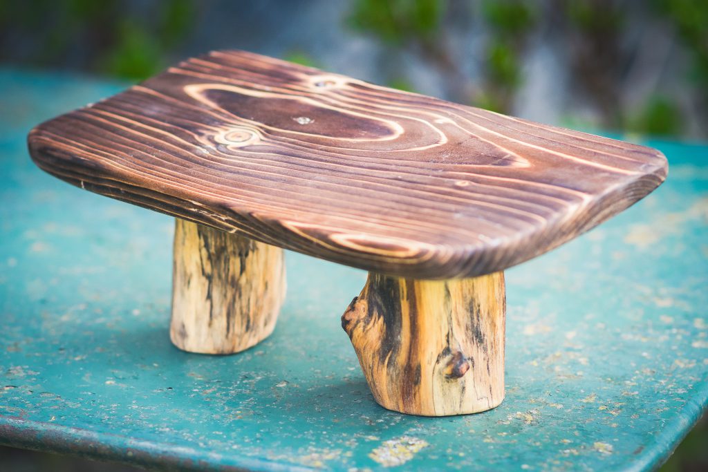 Shoggi en bois avec pieds ronds