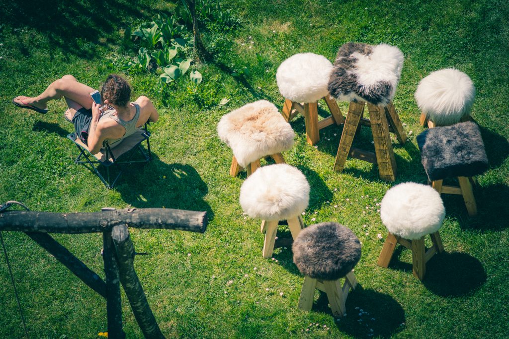 Tabourets bois et peaux naturelle vue de haut