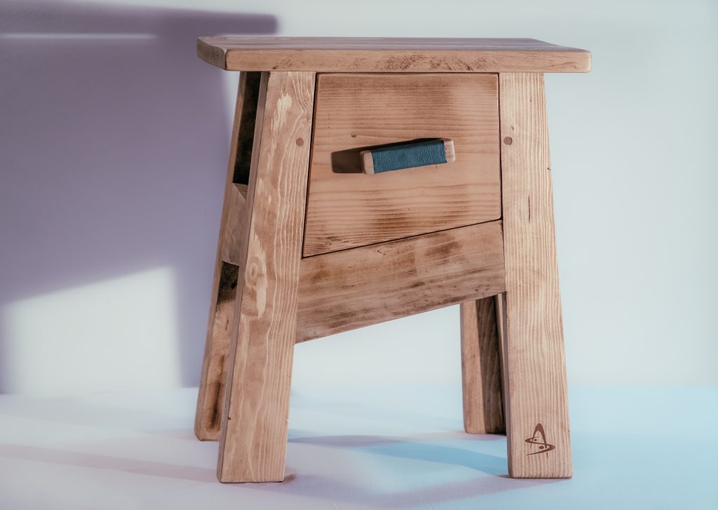 Table de chevet en bois de sapin sur-mesure