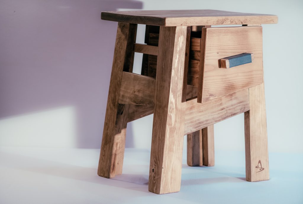 Table de chevet en bois avec tiroir