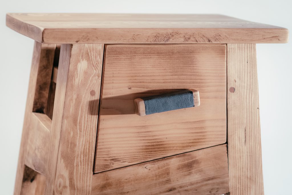 tables-de-chevet-en-bois-de-sapin-détail-poignée-cuir