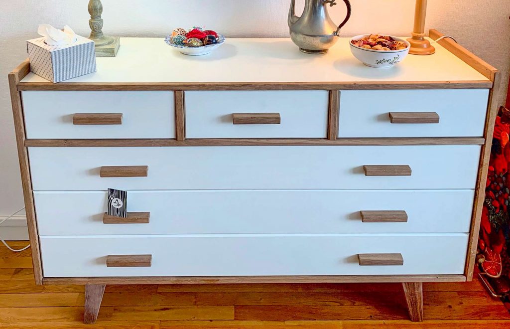 Commode de rangement bois et blanc dans un salon. Création sur-mesure