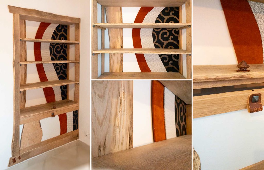 Rangement avec étagères et placard sur-mesure dans une niche de mur. En bois massif, tissus et cuir