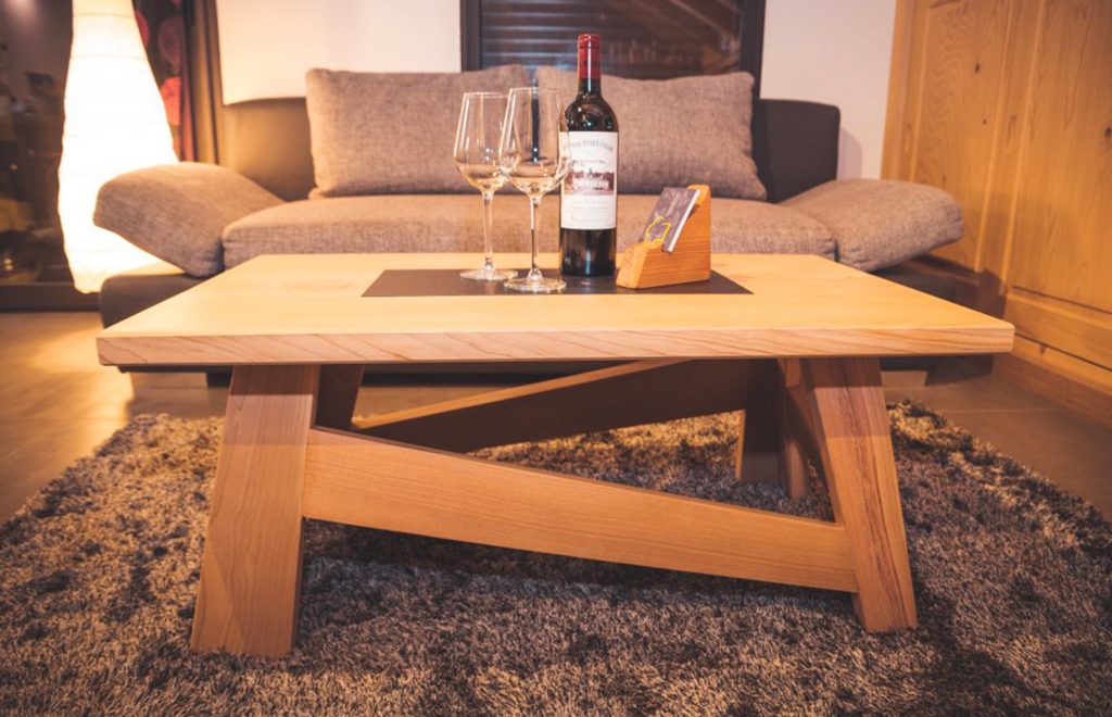 Table basse en Cèdre et granite noir ©lasagessedelamatiere