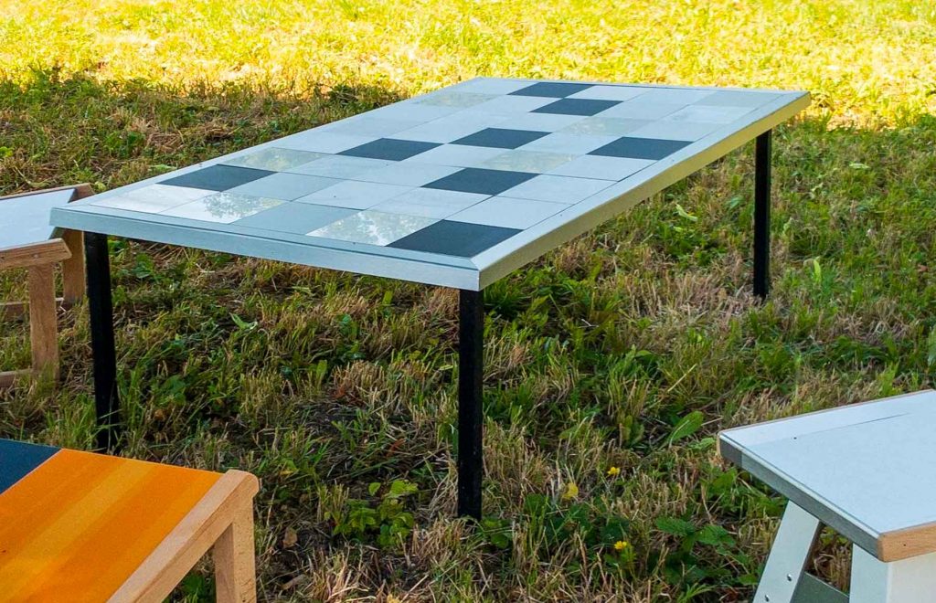 Table qui ne craint pas d'être laissée à l'extérieur sur mesure