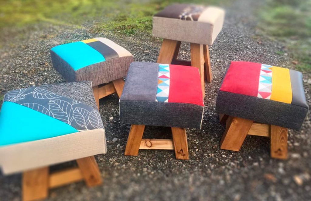 Tabourets en bois et tissus, confortable