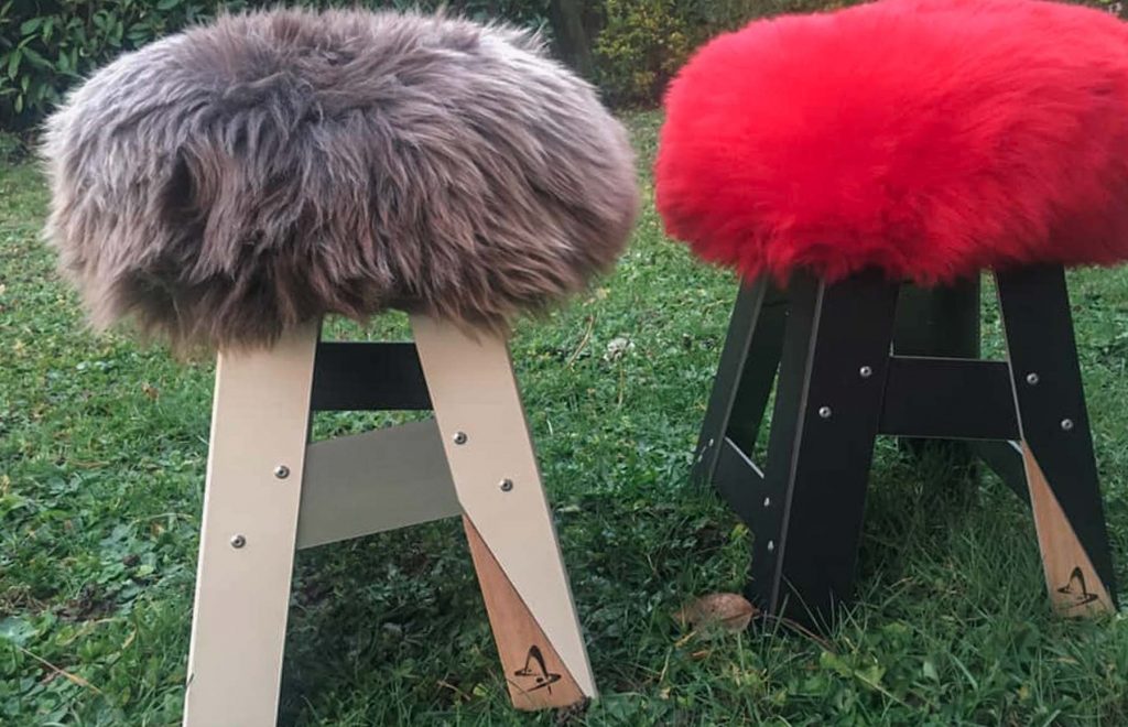 Tabourets en bois, peau et multi-matériaux