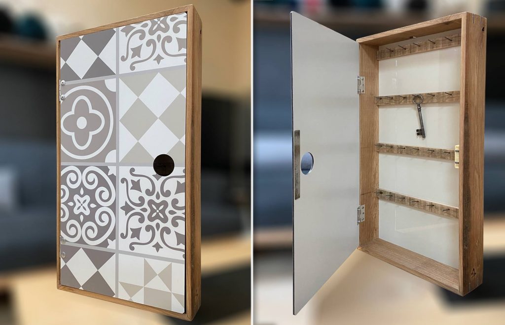Boîte à clefs sur-mesure avec 27 accroches, en bois et dibond