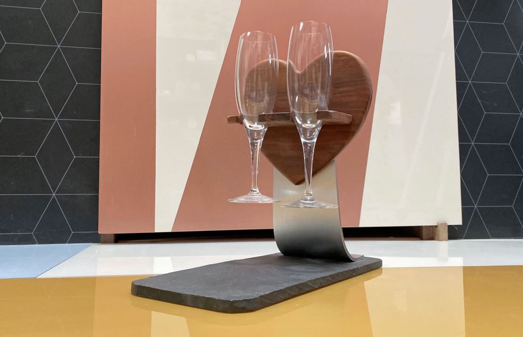 Support pour deux verres à pieds avec plateau intégré